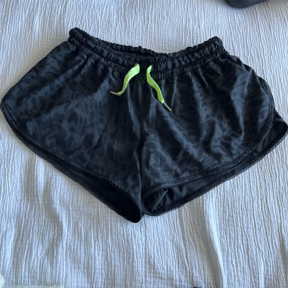 Lululemon Seek The Heat Short size 6 Animal Swirl Deep Coal Black - Picture 2 of 8